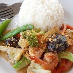 ข้าวราดผัดผักรวมกุ้ง