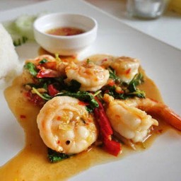 ข้าวกะเพรากุ้ง