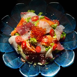 สลัดปลาดิบรวมเพิ่มอโวคาโด้