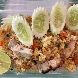 ข้าวผัดหมูกรอบ
