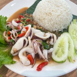 ข้าวกะเพราหมึกเนื้อ Squid And Basil Fried Rice