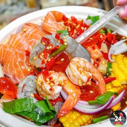ตำข้าวโพด แซลม่อน กุ้งสด ใส่ไข่แดง แถม แคปหมู