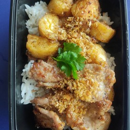 ข้าวราดเต้าหู้ทอดหมูกระเทียม