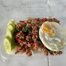 กระเพราหมูสับ + ไข่ดาว