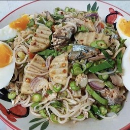 ยำขนมจีนปลาทูทอดหมูยอไข่ต้ม