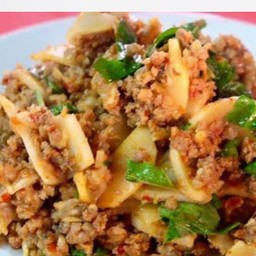 กบชิ้นผัดหน่อไม้ดอง