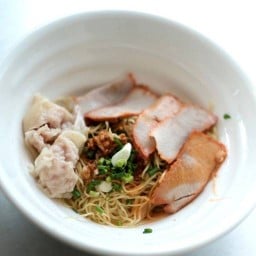 ฝู้เมี่ยน บะหมี่หมูแดง ลูกชิ้นปลา เย็นตาโฟ