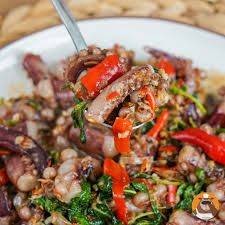 ข้าวกะเพราปลาหมึก