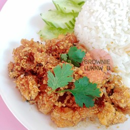 ข้าวไก่กรอบซอสกระเทียม