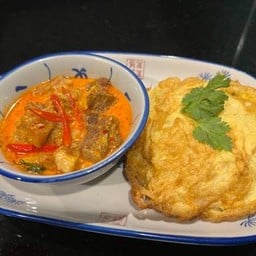 ข้าวพะแนงเนื้อ ไข่เจียว