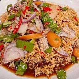 ยำมาม่าหมูสับ+หมูยอ+ไส้กรอก อร่อยฟิน