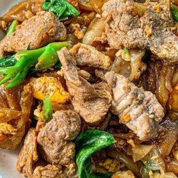 เส้นใหญ่ผัดซีอิ้ว