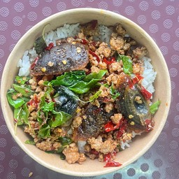 กะเพราพริกแห้งไข่เยี่ยวม้า