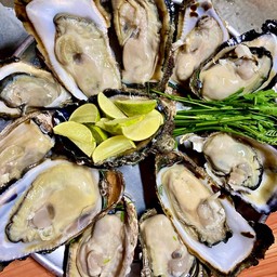 หอยนางรมธรรมชาติชุดใหญ่ 8 ตัว พร้อมทานและเครื่องเคียงครบชุด