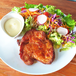 สลัดเสต็กไก่สไปซี่