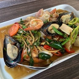 ผัดฉ่าทะเลเป็นกับข้าว