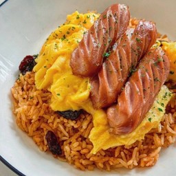 ข้าวผัดอเมริกันไข่ข้นไส้กรอก