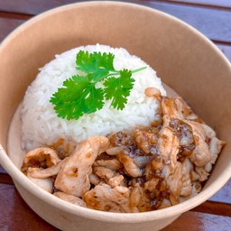 ไก่ผัดกระเทียมพริกไทย ราดข้าว