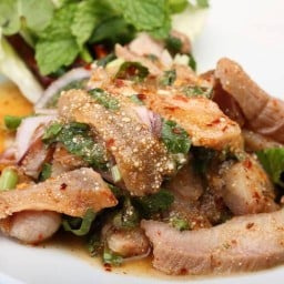 คอหมูย่าง ลานเบียร์ ใหญ่วินเทจ