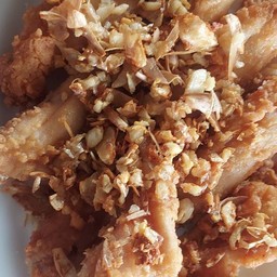 ปีกกลางไก่ทอด กระเทียม