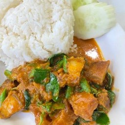 ผัดพริกแกงหมูกรอบ ราดข้าว