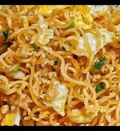 มาม่าผัดหมูสับ ใส่ไข่ (2ซอง)