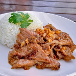 หมูทอดกระเทียมพริกไทยเป็นกับข้าว