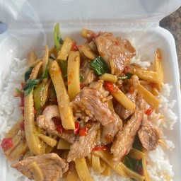 ผัดหน่อไม้(ใส่ใบโหระพา)ราดข้าว