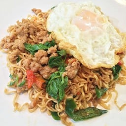 มาม่าผัดกะเพราหมูสับไข่ดาว