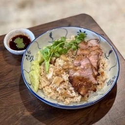 ข้าวผัดกากหมู คอหมูย่างจิ้มแจ่ว