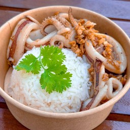 หมึกผัดกระเทียมพริกไทย ราดข้าว