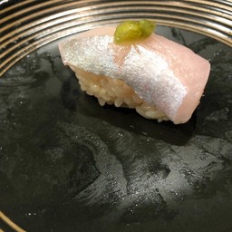 ซูชิหน้าปลาคัมปาจิ (Kampachi Sushi)