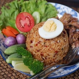 ข้าวผัดน้ำพริกตาแดง
