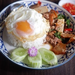กระเพราหมูสามตัวราดข้าว
