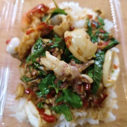 กระเพราปลาหมึกราดข้าว