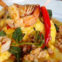 ข้าวไข่ข้นกระเพรารวม หมู ไก่ กุ้ง ปลาหมึก