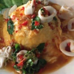 ข้าวไข่ข้นกระเพราปลาหมึก