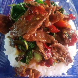 กระเพราเนื้อราดข้าว