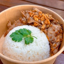 หมูผัดกระเทียมพริกไทย ราดข้าว