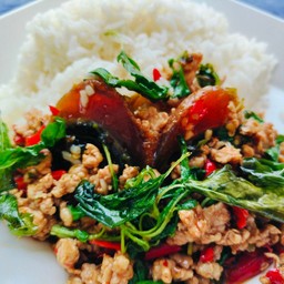 กะเพราไข่เยี่ยวม้าหมูสับ