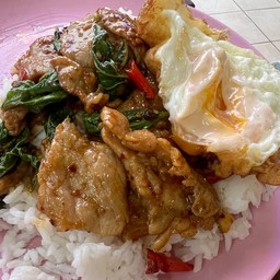 กระเพราหมูหมักไข่ดาว