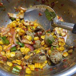 ยำหอยแครงสุกข้าวโพด