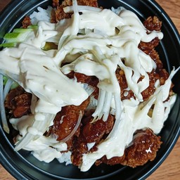 ข้าวไก่เกาหลีชอสกระเทียมราดซาวครีมหอมใหญ่