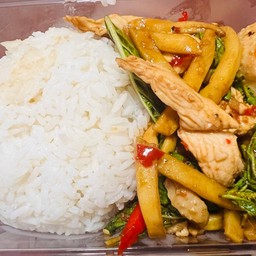 ข้าวกะเพราไก่หน่อไม้