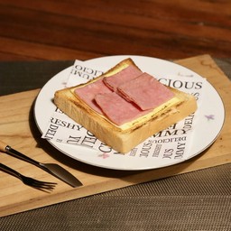 ขนมปังปิ้งแฮมรมควันชีส