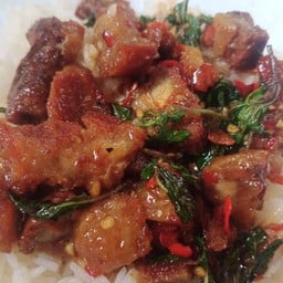 กะเพราหมูกรอบ