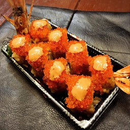 กุ้งจัมโบ้โทบิโกะโรล (Jumbo Shrimp Tobiko Roll)