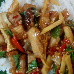 กะเพราหน่อไม้หมูกรอบ