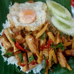 กะเพราหน่อไม้หมูกรอบถาด