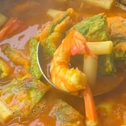 แกงส้มกุ้งชะอม +ผัก